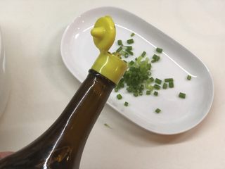 21、一锅两吃-白斩老鸡,取小碟,放入葱花,加入适量生抽