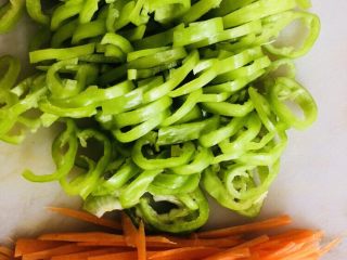 2、青椒炒金针菇,尖椒去籽切细圈