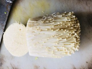 4、青椒炒金针菇,金针菇切掉头部,撕成小朵洗净。