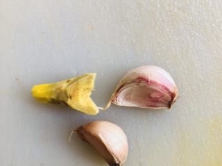 5、青椒炒金针菇,姜蒜洗净切成末