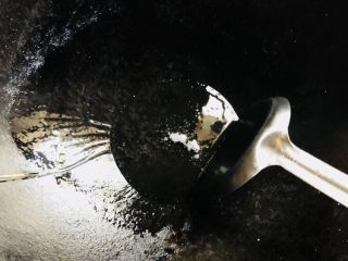 7、青椒炒金针菇,开火,锅内放适量油