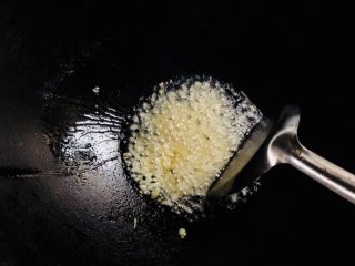 8、青椒炒金针菇,加入姜蒜末煎香