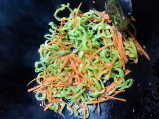 10、青椒炒金针菇,炒好的样子