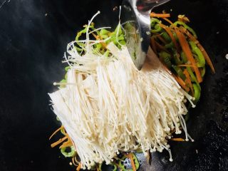 11、青椒炒金针菇,加入金针菇炒熟