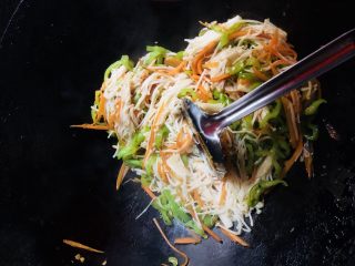 12、青椒炒金针菇,金针菇变软了以后加入适量水