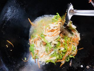 13、青椒炒金针菇,开始调味