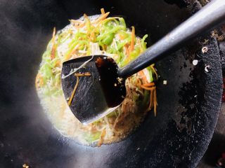 14、青椒炒金针菇,加入适量酱油