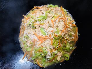 16、青椒炒金针菇,翻炒均匀焖煮1-2分钟