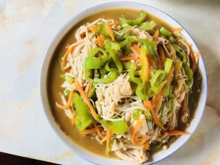 17、青椒炒金针菇,装盘食用