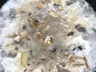 5、浓香椰子汤,沸腾4-5分钟即可捞起鸡肉,这样做能除腥味。