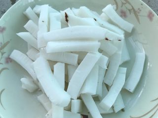 7、浓香椰子汤,椰子水倒出,椰子肉一半切条状备用。