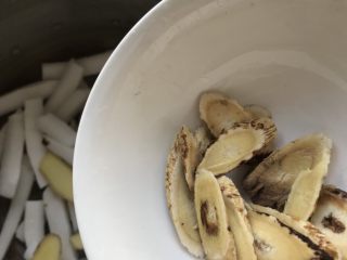 12、浓香椰子汤,倒入黄芪。