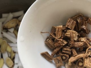 13、浓香椰子汤,倒入党参。