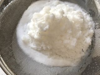 16、浓香椰子汤,倒入滤网进行过滤。