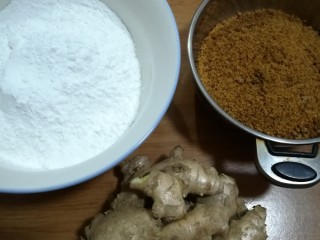 1、红糖姜汁软糖,先准备材料,把红糖,糯米粉称好备用