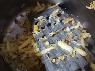 2、红糖姜汁软糖,把姜洗干净,搓细