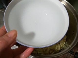 3、红糖姜汁软糖,加入三碗水