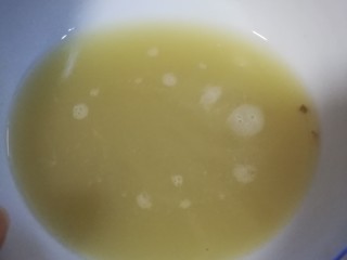 5、红糖姜汁软糖,把姜汁煮剩一碗多就行,看看这姜汁多浓