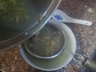 6、红糖姜汁软糖,过滤掉渣,最好把姜汁都挤出来