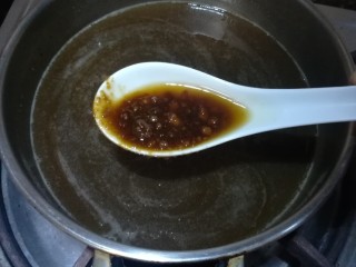 7、红糖姜汁软糖,把姜汁加入到红糖里