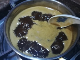 8、红糖姜汁软糖,煮开使红糖融化