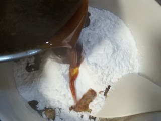 9、红糖姜汁软糖,把红糖水加入到糯米粉里,搅拌均匀