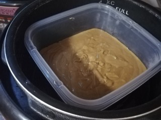 11、红糖姜汁软糖,电压锅里放水放架子,把糯米糊放进去