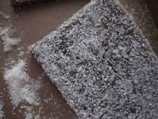 14、红糖姜汁软糖,拿出切块,洒上椰蓉