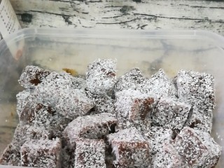 15、红糖姜汁软糖,全部切好,使每颗姜糖都粘上椰蓉