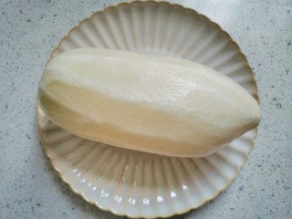 7、红烧萝卜,萝卜去皮。