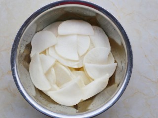 8、红烧萝卜,切片。