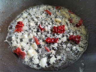 9、红烧萝卜,热锅热油，下蒜末干辣椒爆香，