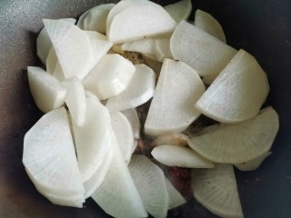 12、红烧萝卜,倒入萝卜翻炒1分钟。