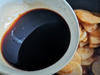 13、红烧萝卜,加入调好的料汁，