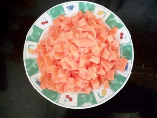 1、胡萝卜小餐包,胡萝卜洗净切小丁，加40克水，料理机打成泥