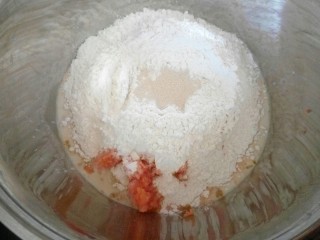 4、胡萝卜小餐包,再放入面粉，酵母，开始和面，有面包机的交给面包机，根据面包机的时间设定加黄油。我没有面包机，只能用手揉，揉面方法可以搜索网上的揉面视频，或者我的另一个菜谱～红糖红枣核桃面包