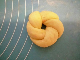 12、胡萝卜小餐包,最后将两个头衔接捏紧，直接放在铺好油纸的烤盘上