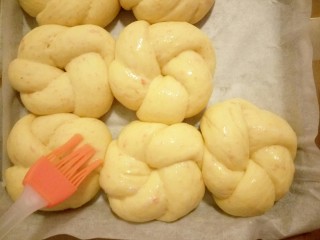 14、胡萝卜小餐包,二发好取出刷蛋液，同时预热烤箱180度10分钟，刷完蛋液送入预热好的烤箱，烤制20分钟