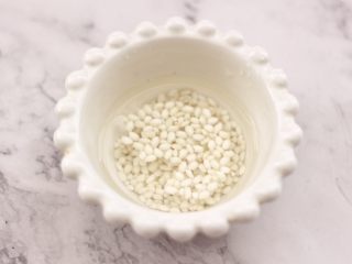 4、核桃花生红枣露,糯米洗净后放入碗里，加入适量清水浸泡半个小时。