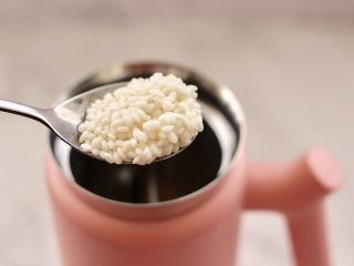 8、核桃花生红枣露,把浸泡好的糯米洗净后，也放入破壁机里。