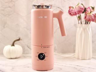 13、核桃花生红枣露,这个时候接通臻米迷你破壁机的电源，启动米糊模式，开始打糊，这款机器是小身材大能量，智能控温，三层隔音防烫设计，美味安心随享，切记机座与搅拌杯的上下线，一定要对正哟。