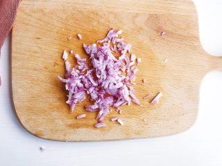 5、蒜蓉辣酱蒸扇贝,小圆葱切末备用。（没有小圆葱可以用洋葱代替，小圆葱的香味更为浓郁）