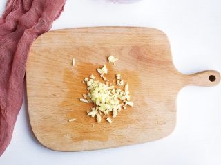 6、蒜蓉辣酱蒸扇贝,生姜切末备用（生姜可有可无，主要是海鲜偏寒，生姜可以驱寒还有去腥作用）