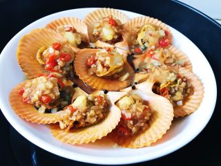 11、蒜蓉辣酱蒸扇贝,大火蒸10分钟左右即可。