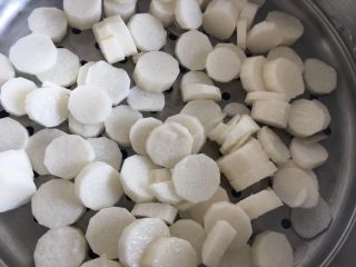 4、车厘子山药泥,放入蒸锅蒸熟至烂