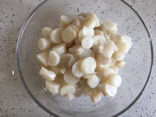 6、车厘子山药泥,放置到碗里