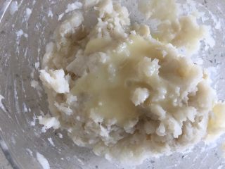 9、车厘子山药泥,加入炼乳