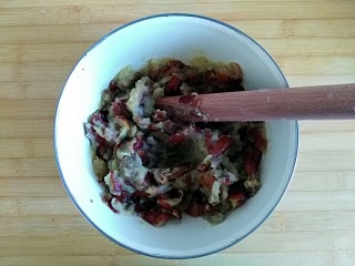 4、枣泥酱心金瓜球,压碎(擀面杖好好用)