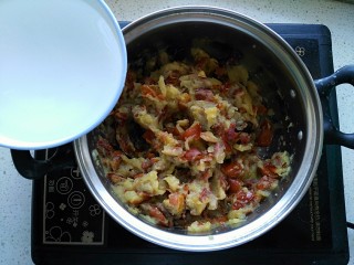 5、枣泥酱心金瓜球,压碎的大枣倒入煮锅,倒入半碗清水中火煮开转小火