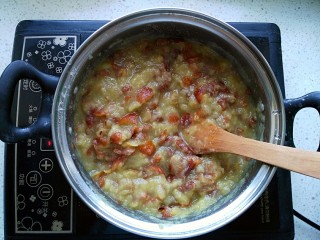 6、枣泥酱心金瓜球,小火煮粘稠(越黏稠越好,方便后面操作)